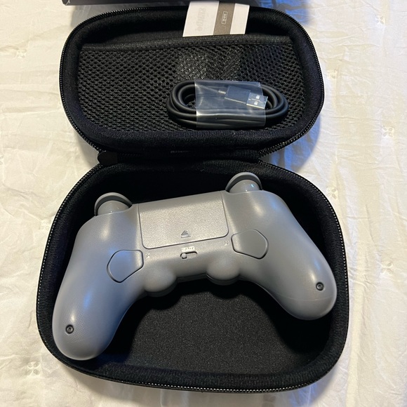 8BitDO pro 2 Bluetoothth gamepad with a protective Travel Cases - Picture 2 of 4